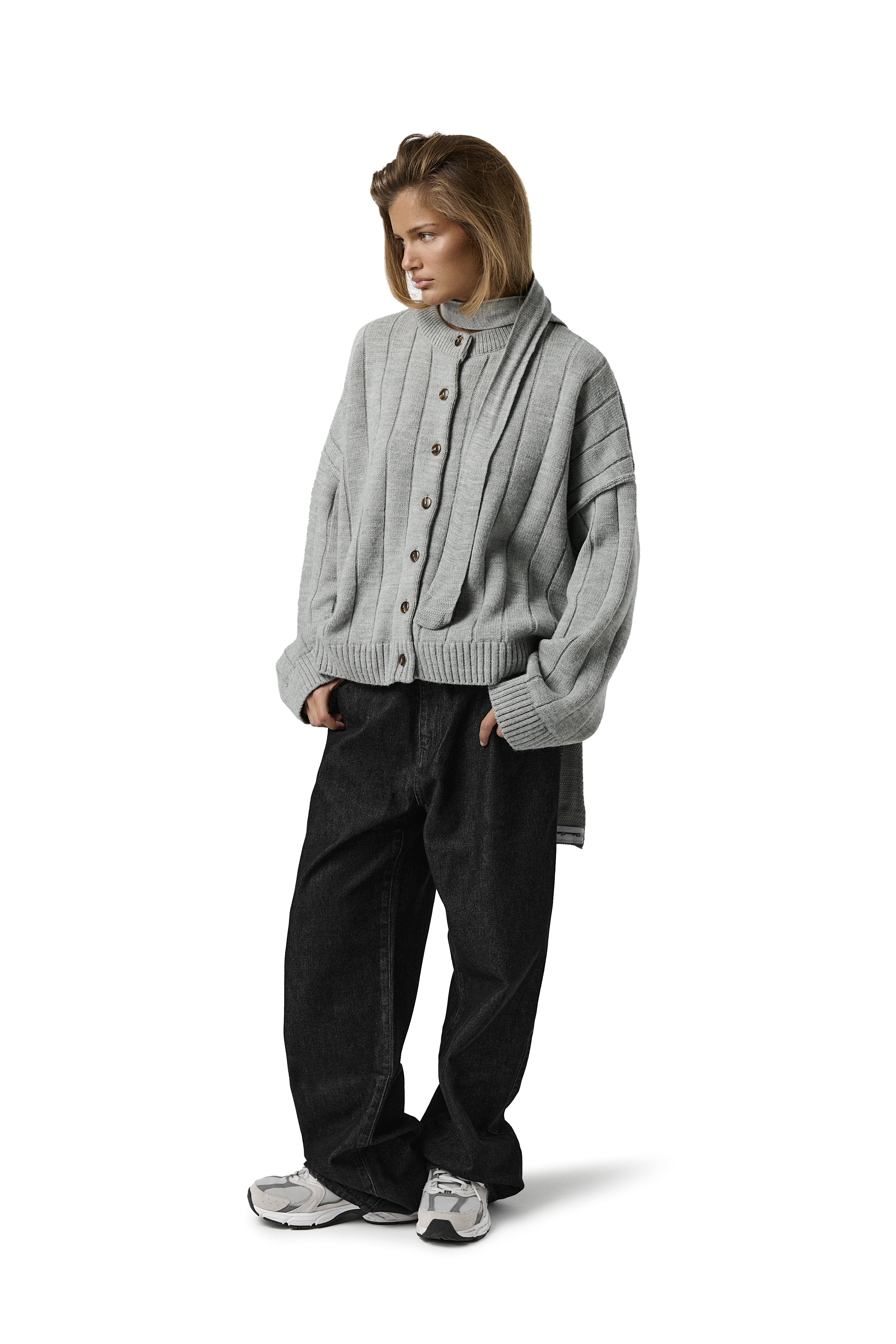 Model Elise is 5'6.5" and wears a size S.